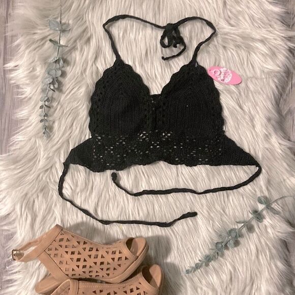 Anemone Black Halter Crochet Cropped Top - Picture 2 of 6